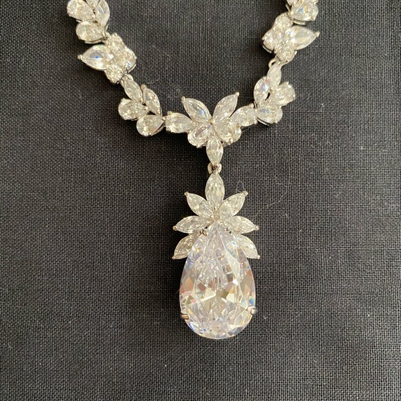 CZ luxury pineapple necklace/earring set. NWOT. - Picture 3 of 8
